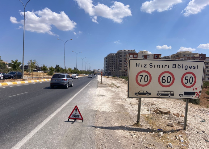 Şanlıurfa'nın Eyyübiye, Karaköprü ve Haliliye İlçelerinde Trafik Güvenliğini Artırmak ve Hızla İlgili Kazaları Önlemek İçin Radar Kontrolleri Yapılıyor.