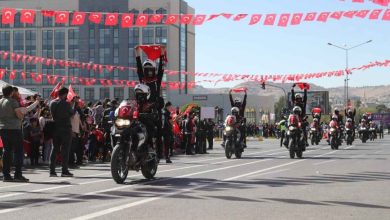 Şanlıurfa'da Cumhuriyetin 101. yılına özel kutlamaların detayları açıklandı. Bu anlamlı etkinlikler, şehrin dört bir yanında coşkuyla gerçekleştirilecek.