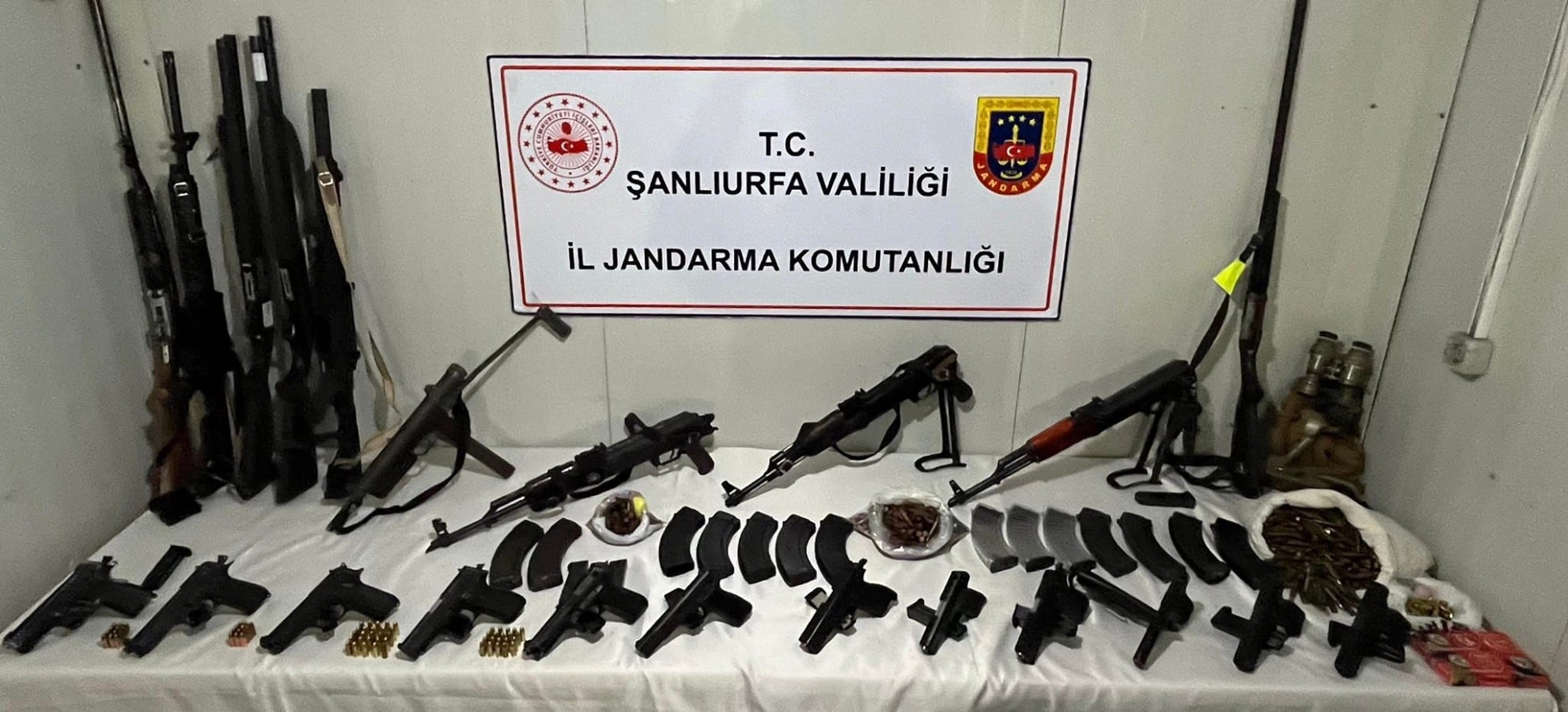 Siverek'te emniyet ve jandarma tarafından gerçekleştirilen silah kaçakçılığına yönelik operasyonlarda, önemli miktarda silah ve mühimmat ele geçirildi.