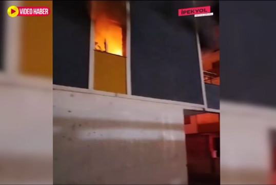 Şanlıurfa’nın Haliliye ilçesinde dün akşam saatlerinde çıkan mesken yangını, itfaiye ekiplerinin hızlı müdahalesiyle kısa sürede söndürüldü. Yangının çıkış nedeni henüz belirlenemezken, can kaybı yaşanmadığı öğrenildi. Ekipler, yangının diğer binalara sıçramaması için tedbir aldı.