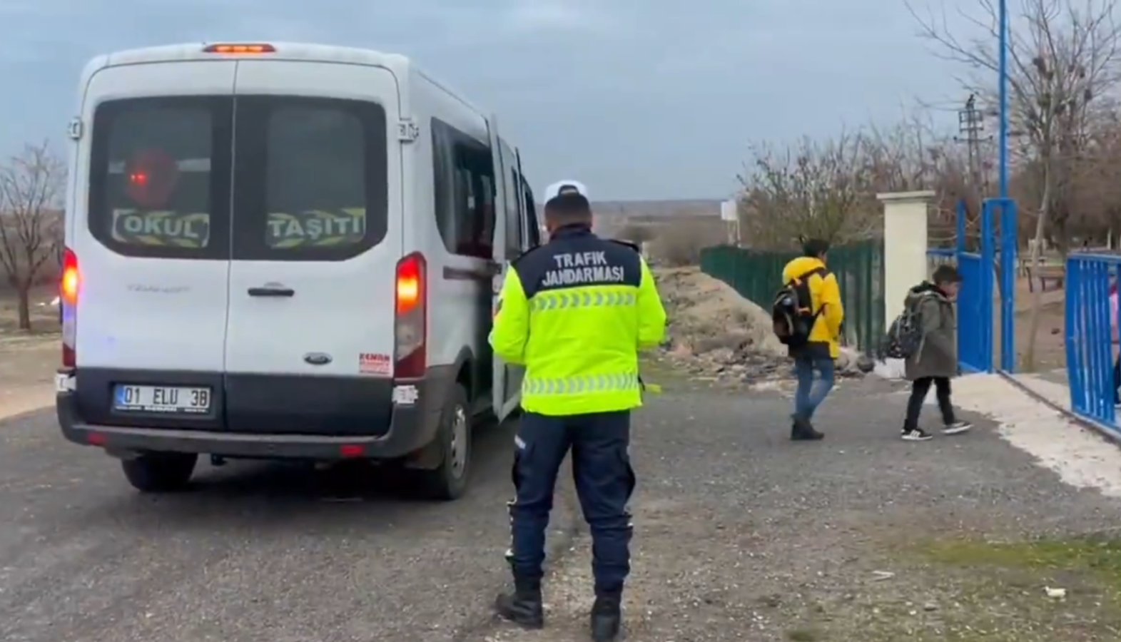 Şanlıurfa’da okul çevreleri ve servis araçlarına yönelik yapılan geniş kapsamlı denetimlerde, Emniyet ve Jandarma ekipleri tarafından detaylı bir güvenlik uygulaması gerçekleştirildi. Bu uygulama çerçevesinde, 2 bin 38 kişi denetimden geçirilirken, 680 araç ile 179 okul servisi incelendi. Denetimler sonucunda 21 sürücüye trafik kurallarını ihlal ettikleri için ceza kesildi.