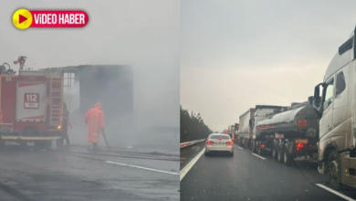 Şanlıurfa-Gaziantep karayolunda seyir halindeki bir tırda çıkan yangın, trafik akışını olumsuz etkiledi. Bugün, Şanlıurfa-Gaziantep karayolunda seyir halindeki bir tırda henüz belirlenemeyen bir nedenden dolayı yangın çıktı. Alevlerin kısa sürede tırın tamamını sarması sonucu araç kullanılamaz hale geldi. Yangını fark eden sürücü, hızla araçtan inerek büyük bir tehlikeden kurtulmayı başardı.