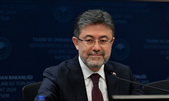 Tarım ve Orman Bakanı İbrahim Yumaklı, su kaynaklarının etkin korunması ve verimli kullanılması adına hazırlanan "Su Verimliliği Yönetmeliği"nin Resmi Gazete’de yayımlandığını açıkladı. Bu yönetmelik, suyun daha verimli bir şekilde kullanılmasını amaçlayan çeşitli düzenlemeleri içeriyor. Yönetmelikte yer alan hedefler, özellikle suyun kullanımında sürdürülebilirliği artırmaya yönelik bir dizi önlem ve strateji belirliyor.