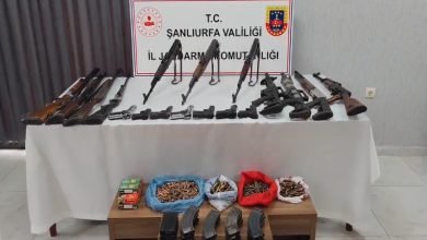 Şanlıurfa İl Jandarma Komutanlığı ekipleri, Viranşehir ilçesinde silah kaçakçılarına yönelik gerçekleştirdiği operasyonla 7 farklı adrese baskın düzenledi. Operasyonda, çok sayıda silah ve mühimmat ele geçirilirken, silah kaçakçılığı yaptığı tespit edilen 11 kişi gözaltına alındı. Olayla ilgili soruşturma başlatıldı.