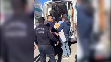 Eyyübiye’de bir otomobil, sürücüsünün direksiyon kontrolünü kaybetmesi sonucu kaza yaptı. Kazada 4 kişi yaralanırken, araç tamamen kullanılamaz duruma geldi.