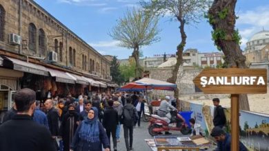 Şanlıurfa'da artan yaşam maliyetleri, vatandaşların sosyal aktiviteler için bütçe ayırmalarını giderek daha da zorlaştırıyor. Ekonomik kriz ve yükselen fiyatlar yüzünden, birçok Şanlıurfalı yalnızca temel ihtiyaçlarını karşılayabilmekte. Peki, bu zorlu şartlar altında Şanlıurfalılar en çok hangi harcamaları yapıyor?