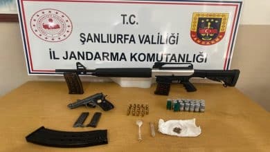 Şanlıurfa’nın Siverek ve Viranşehir ilçelerinde gerçekleştirilen operasyonlarda, çok sayıda silah ve mühimmat ele geçirilirken, olayla ilgili 3 şüpheli gözaltına alındı.