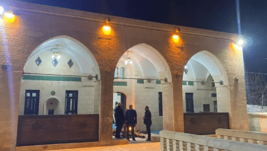 Şanlıurfa’da 6 Şubat depremlerinde büyük hasar gören tarihi Eski Sefalı Cami, tamamlanan restorasyon çalışmalarının ardından yeniden ibadete açıldı. Yapılan düzenlemelerle caminin tarihi dokusu korunarak, tekrar halkın hizmetine sunuldu.