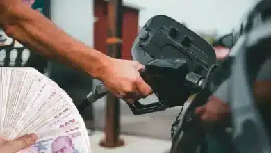 Benzinin litresine yarından itibaren geçerli olmak üzere 1 lira 25 kuruş zam yapılması bekleniyor.