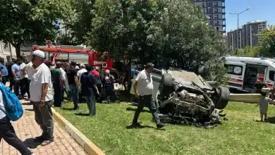 Karaköprü'de kontrolden çıkan otomobil, park alanına girerek takla attı. Araçta sıkışan 3 kişi itfaiye ekipleri tarafından kurtarıldı.