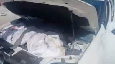 Kaçak silah taşıdığı belirlenen bir araçta yapılan aramada, çuvallar içerisinde çok sayıda silah ve mühimmat bulundu.