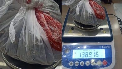 Dur ihtarına uymayan motosikletliler kovalamaca sonucu yakalandı, poşetten 139 gram esrar çıktı