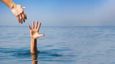 Suruç ilçesinde sulama kanalına giren yabancı uyruklu 13 yaşındaki çocuk, akıntıya kapıldı. Ekiplerin müdahalesiyle sudan çıkarılan çocuk, tedavi altına alındı.