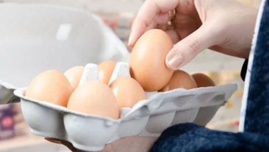 Afyonkarahisar ve Kayseri’de yumurta fiyatları son bir ayda kalem kalem arttı. Eğitim döneminin başlamasıyla toplu tüketim talebindeki yükseliş, üreticilerin fiyat güncellemesine neden oldu.