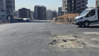 Şanlıurfa Büyükşehir Belediyesi’nin asfalt hamlesi sonrası Mehmetçik Mahallesinde rögar çukurlarının kapatılmaması, sürücüler ve vatandaşlar için tehlike yaratıyor.