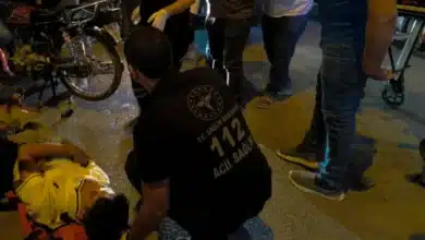 Karaköprü ilçesinde motosikletin park halindeki otomobile çarpması sonucu iki genç yaralanarak hastaneye kaldırıldı.