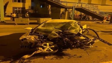 Haliliye’de direksiyon hâkimiyetini kaybeden genç sürücü üst geçidin merdivenlerine çarpıp yola savruldu, kazadan kurtarılamadı.