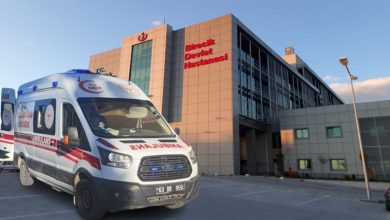 Şanlıurfa’nın Birecik ilçesinde bir kadın, dolmuş durağında beklerken eski eşi tarafından bıçaklı saldırıya uğradı. Defalarca bıçaklanan kadın ağır yaralı olarak hastaneye kaldırıldı.