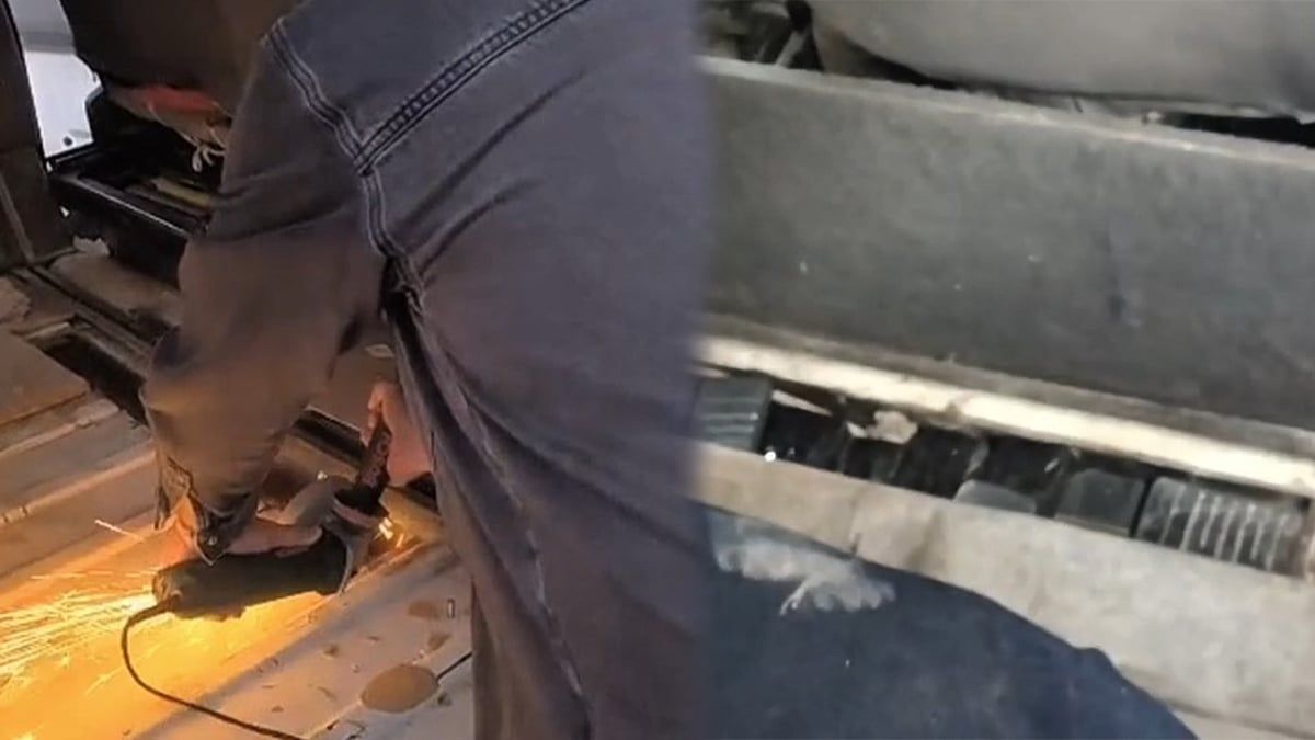 Şanlıurfa İl Emniyet Müdürlüğü ekiplerinin düzenlediği operasyonda, aracın gizli bölmesinde saklanan 645 adet kaçak cep telefonu ele geçirildi. Olayla ilgili 2 kişi hakkında işlem yapılırken, 1 kişi tutuklandı.