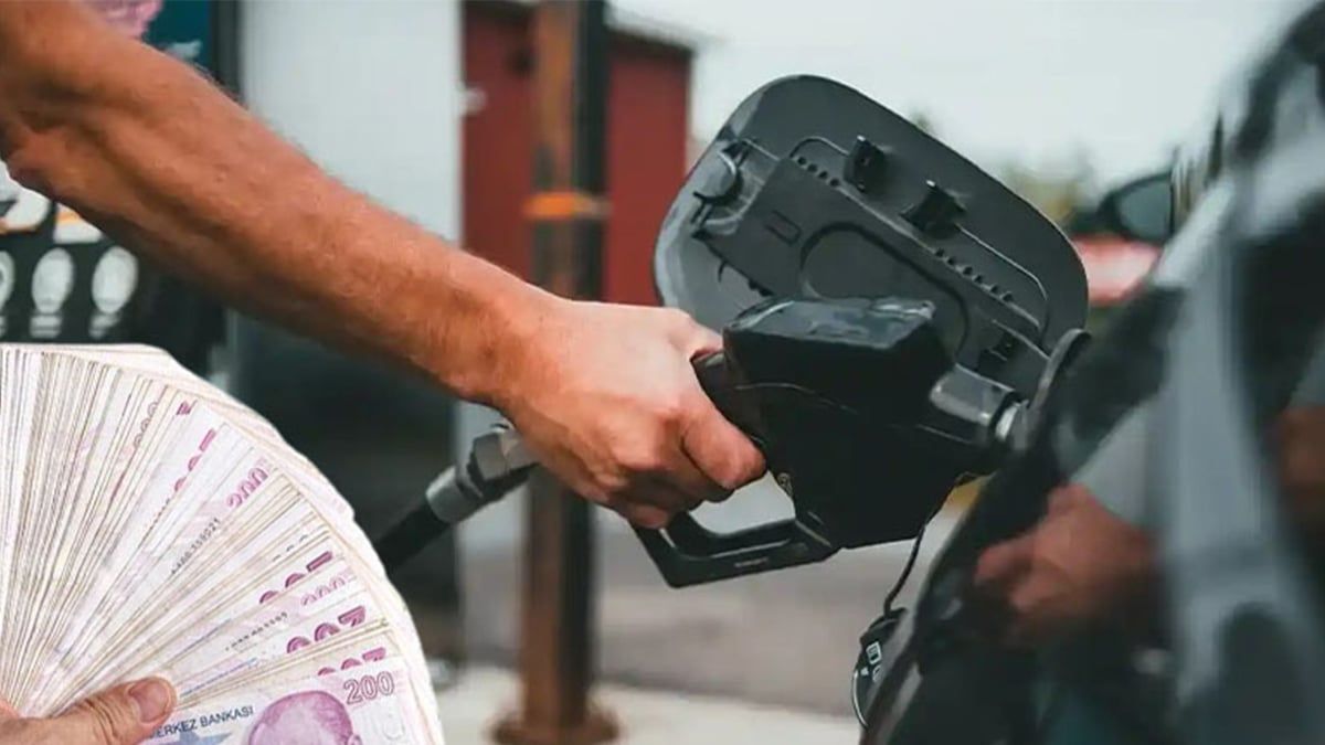 Petrol fiyatlarındaki düşüş sonrası akaryakıt fiyatları yeniden geriledi. Motorine yapılan 98 kuruşluk indirim pompaya yansıdı, Şanlıurfa’da motorin litre fiyatı 55 lira 36 kuruşa düştü.