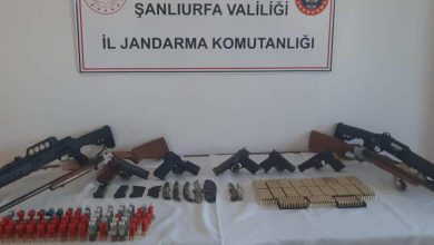 Şanlıurfa’nın Halfeti ilçesinde düğünde havaya ateş ettiği tespit edilen şahıslara yönelik düzenlenen operasyonda, çok sayıda silah ve mühimmat ele geçirildi. Olayla ilgili 4 şüpheli hakkında adli işlem başlatıldı.