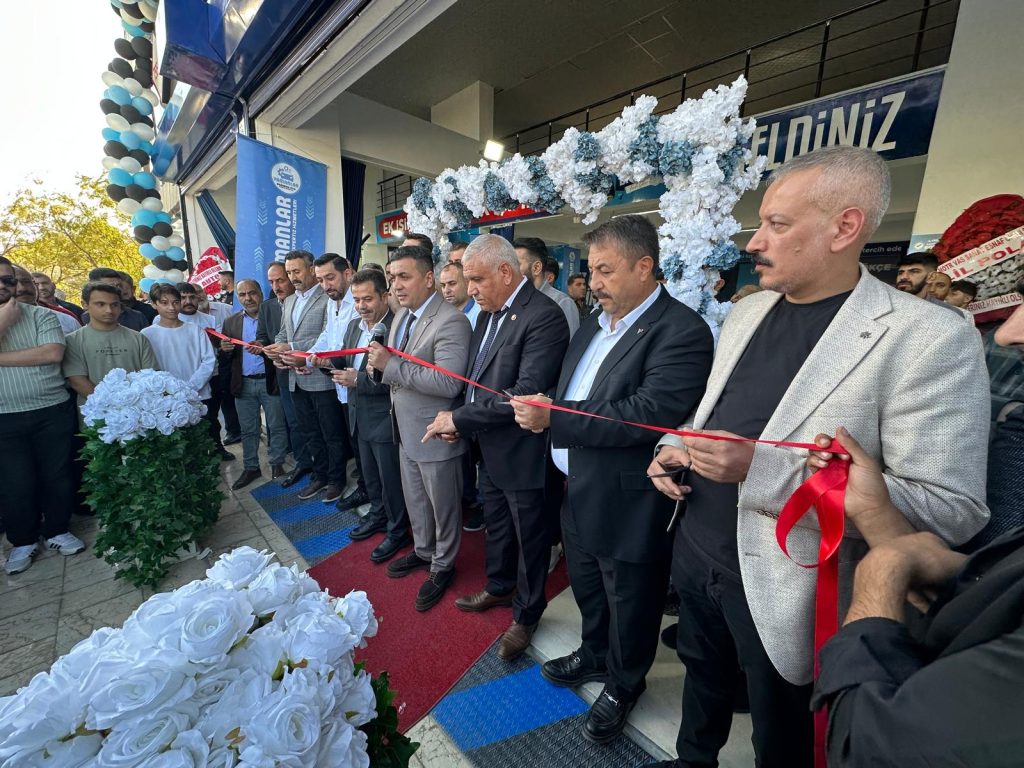 Şanlıurfa otomotiv sektörüne güven ve yenilik kazandıracak Yamanlar Bağımsız Oto Ekspertiz, bugün düzenlenen coşkulu bir törenle kapılarını açtı. Açılışta yoğun katılım ve büyük heyecan yaşandı.
