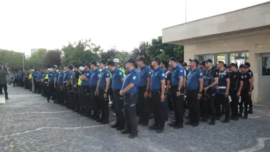 Kentteki bir polis merkezi önünde nöbet tutan polis memuru, kimliği belirsiz bir kişi tarafından silahlı saldırıya uğradı. Yaralanan memur hastaneye kaldırılarak tedavi altına alındı.