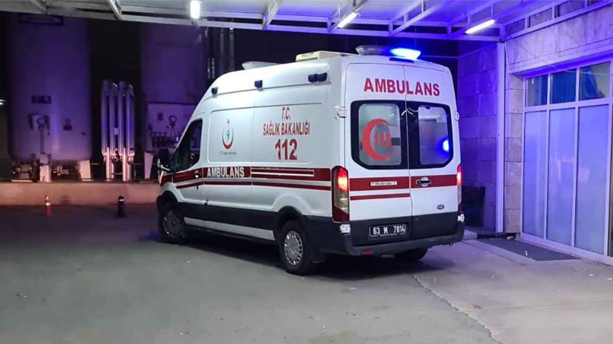 Şanlıurfa’nın Siverek ilçesinde gece saatlerinde meydana gelen silahlı saldırıda bir kişi ağır yaralandı. Polis, saldırgan ya da saldırganları yakalamak için geniş çaplı operasyon başlattı.