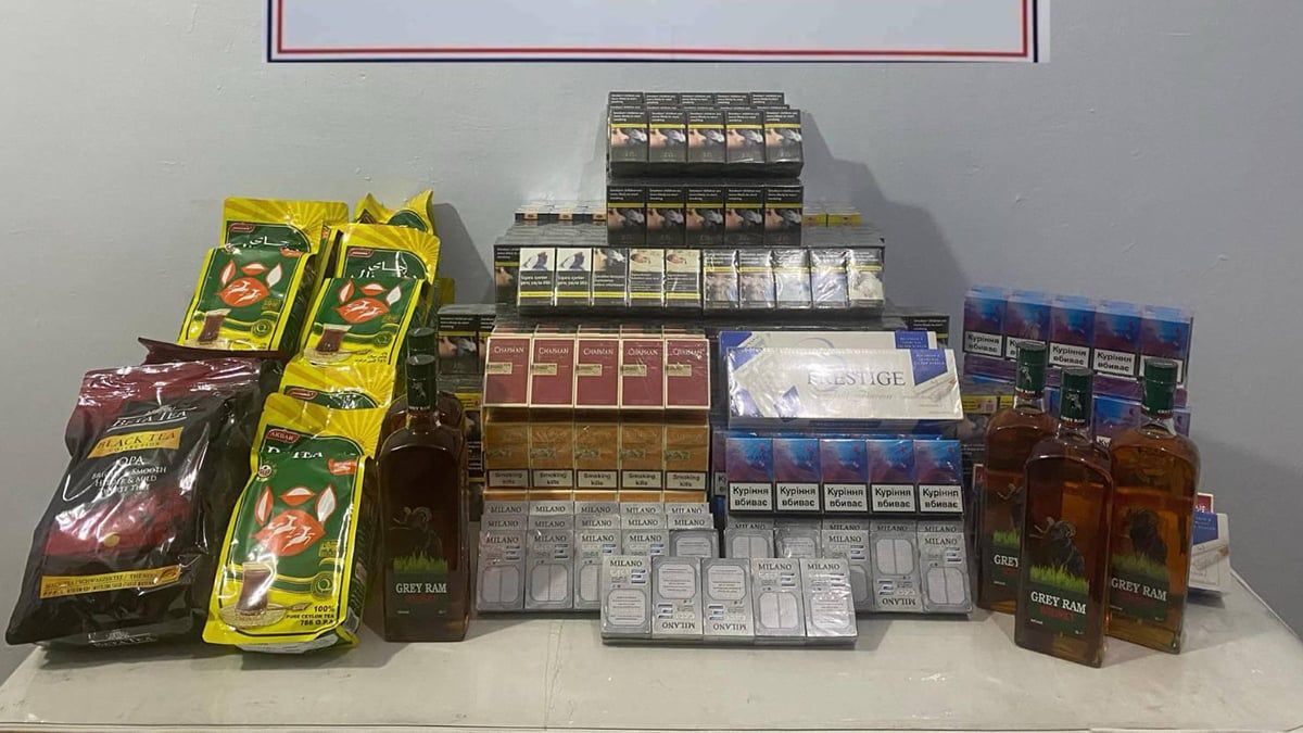 Viranşehir’de jandarma ekipleri tarafından düzenlenen operasyonda binlerce kaçak sigara, çay, alkol ve nargile tütünü ele geçirildi. Olayla ilgili şüpheliler hakkında adli işlem başlatıldı.