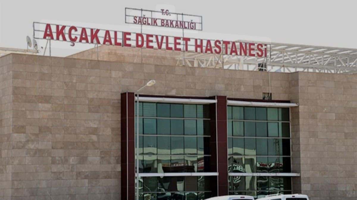 Şanlıurfa’nın Akçakale ilçesinde sürücüsünün kontrolünü kaybettiği otomobil mısır tarlasına devrildi. Kazada şans eseri yaralanan olmadı.