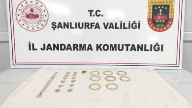 Şanlıurfa’nın Akçakale ilçesinde jandarma ekipleri, telefonda kendisini polis olarak tanıtan dolandırıcılara çantasındaki 3 milyon TL değerindeki ziynet eşyasını teslim etmek üzere olan vatandaşı son anda uyardı.