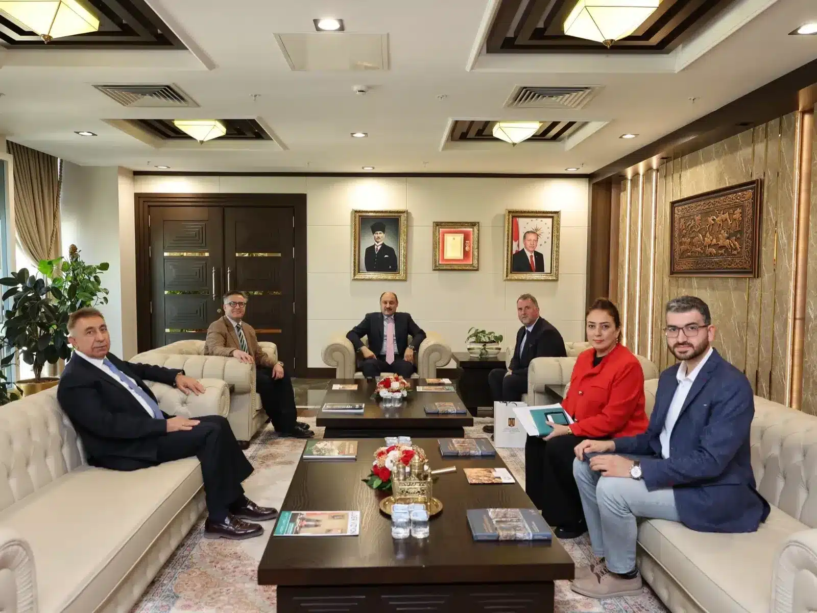 Romanya’nın Ankara Büyükelçisi Stefan Tinca ve beraberindeki heyet, Şanlıurfa Büyükşehir Belediye Başkanı Mehmet Kasım Gülpınar’ı ziyaret etti. Görüşmede, kardeş şehir ilişkileri ve ortak projeler ele alındı.