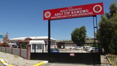 Şanlıurfa’nın Siverek ilçesi kırsalında vatandaşlar, boş arazide hareketsiz halde yatan bir kişiyi fark etti. Sağlık ekiplerinin yaptığı kontrolde şahsın hayatını kaybettiği belirlendi.