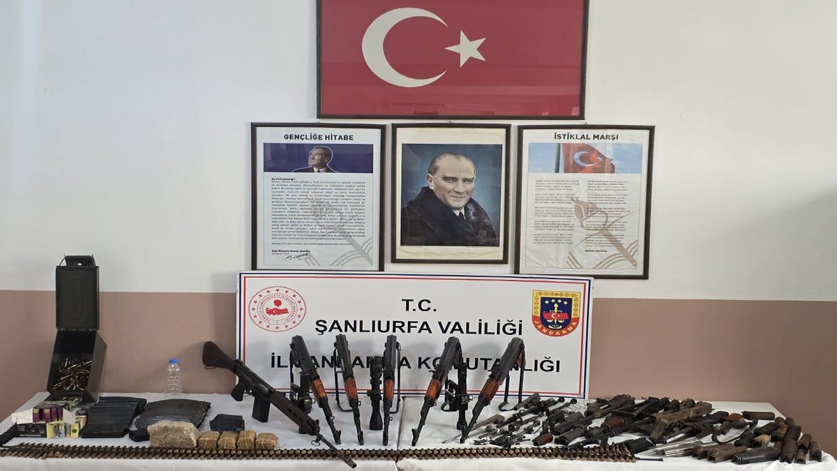 KOM ekiplerinin düzenlediği operasyonda çok sayıda uzun namlulu silah, mühimmat ve parça ele geçirilirken, 2 şüpheli gözaltına alındı. Soruşturma çok yönlü sürüyor.