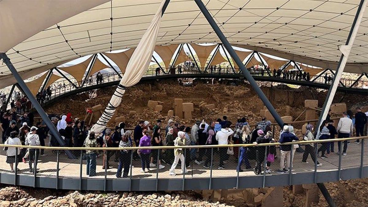 9 günlük ara tatilde Şanlıurfa tarihî, kültürel ve turistik alanlarıyla Türkiye’nin dört bir yanından gelen ziyaretçileri ağırladı. Göbeklitepe 66 bin ziyaretçiyle rekor kırarken, müzeler de on binlerce turiste ev sahipliği yaptı.