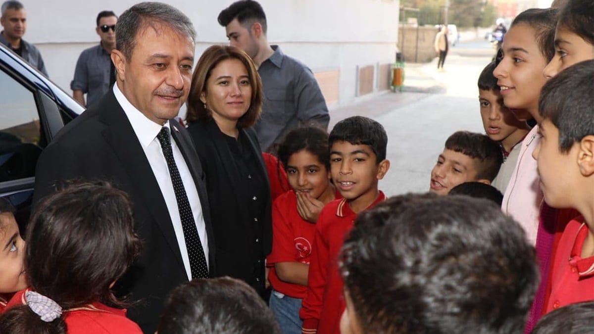 Türkiye genelinde 20 milyon öğrenci ve 1 milyon 200 bin öğretmen yarın yeniden sınıflara dönecek. Şanlıurfa’da da 750 bin öğrenci ders başı yaparken, Vali Hasan Şıldak eğitimde kararlı adımlarla ilerleyeceklerini vurguladı.