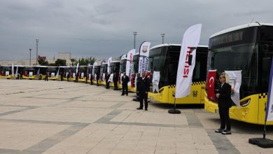 Şehir içi yolcu taşımacılığında çalışan tüm şoförler, 30 Ocak 2026’ya kadar uyuşturucu tarama testinden geçerek “Sürücü Kimlik Kartı” almak zorunda olacak. Uygulama, Şanlıurfa’nın trafik güvenliğini artırmayı hedefliyor.