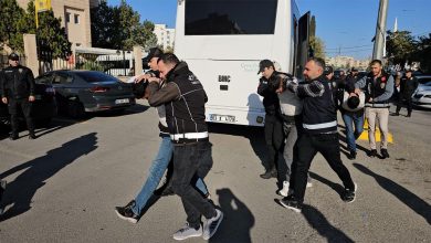 Narlıkuyu Mahallesi’nde alacak-verecek anlaşmazlığı nedeniyle çıkan silahlı çatışmada bir kişi hayatını kaybetti. Olayla ilgili gözaltına alınan 6 şüpheli, çelik yelek giydirilerek adliyeye sevk edildi.