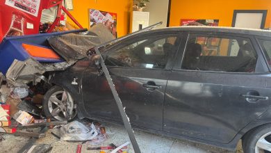 Ali Baba Mahallesi’nde kontrolden çıkan otomobil kaldırıma çıkarak bir dönerci dükkanına daldı. Kazada şans eseri yaralanan olmadı.