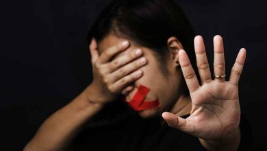 Bianet’in çetelesine göre erkekler, yalnızca 2025’in ilk 324 gününde 262 kadını öldürdü. 2020–2025 döneminde ise en az 1923 kadın erkekler tarafından katledildi, 1624 kadın şüpheli şekilde hayatını kaybetti.