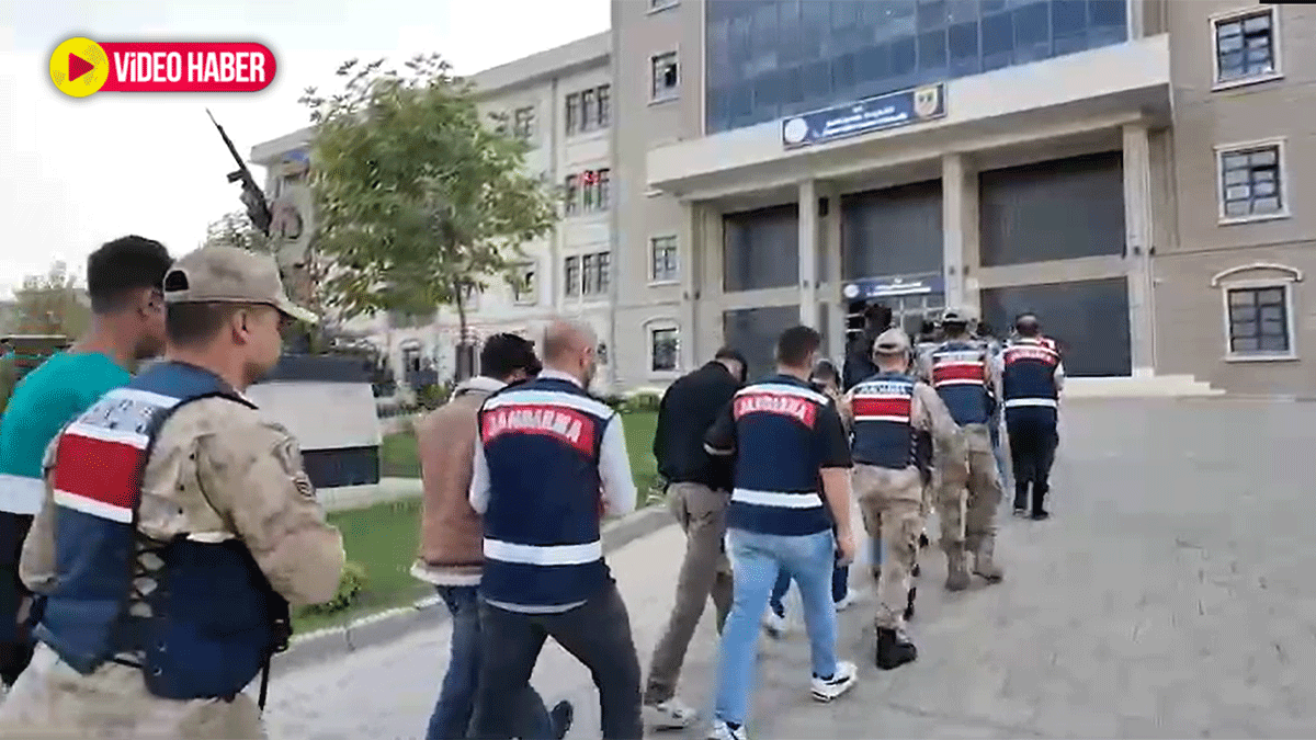 Şanlıurfa Cumhuriyet Başsavcılığı koordinesinde yürütülen operasyonda, e-ticaret ve sosyal medya üzerinden dolandırıcılık yapan suç örgütüne darbe vuruldu. Operasyonda 43 şüpheli yakalandı.