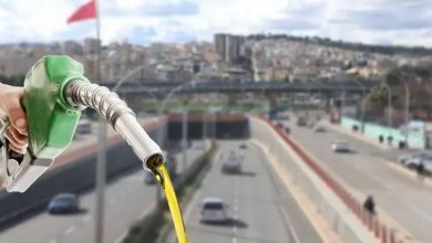 Küresel petrol fiyatlarındaki gerileme akaryakıt fiyatlarına yansımaya devam ediyor. Benzinde 2 TL’lik indirimin ardından yarından itibaren 83 kuruşluk yeni bir indirim bekleniyor.