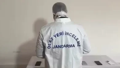 Şanlıurfa’nın Akçakale ilçesinde kendilerini kamu görevlisi olarak tanıtarak milyonlarca liralık dolandırıcılık yapan 3 şüpheli jandarma ekiplerince yakalandı.