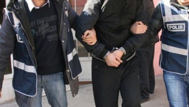 Şanlıurfa’da göçmen kaçakçılığı ve resmi belgede sahtecilik suçlarına yönelik düzenlenen eş zamanlı operasyonda 20 şüpheli gözaltına alındı, çok sayıda silah ve para ele geçirildi.