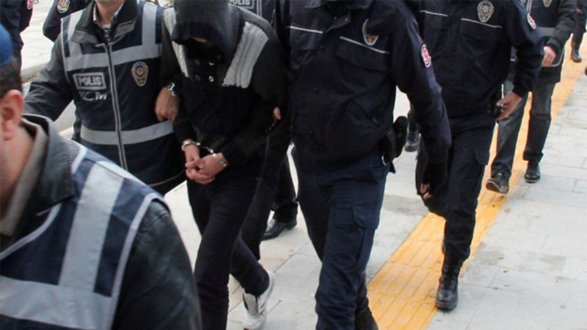 Şanlıurfa’da mali suçlarla mücadele kapsamında düzenlenen tefecilik operasyonunda çok sayıda adrese baskın yapıldı, 20 şüpheli gözaltına alındı.