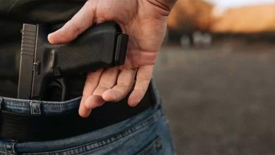 Şanlıurfa’nın Eyyübiye ilçesinde husumetli iki aile arasında yaşanan gerginlik, silahlı saldırıya dönüştü. Olayda can kaybı yaşanmazken, jandarma ekipleri geniş çaplı inceleme başlattı.