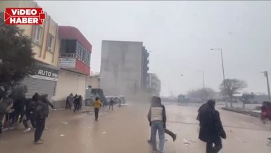 Şanlıurfa’nın Suruç ilçesinde DEM Parti öncülüğünde düzenlenen yürüyüşe polis, biber gazı ve tazyikli suyla müdahale etti.