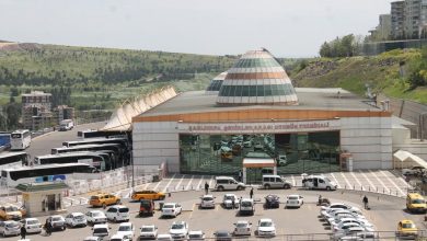 Suruç Ovası Taşımacılık Kooperatifi, artan maliyetler nedeniyle 2026 yılı yolcu taşıma ücretlerinde düzenlemeye gitti. Yeni tarifede 10 yaş ve üzeri yolculardan ücret alınacak, indir-bindir ücreti ise 40 TL oldu.