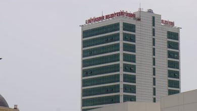 Şanlıurfa Büyükşehir Belediyesi, katı atık düzenli depolama alanı içerisinde yer alan Tıbbi Atık Sterilizasyon Tesisi’nin işletilmesi ile il genelindeki sağlık kuruluşlarından tıbbi atıkların toplanması ve taşınmasını kapsayan 3 yıllık kiralama ihalesi gerçekleştirecek. İkizce Mahallesi’nde bulunan 369 parsel numaralı taşınmaz için aylık muhammen bedel 607 bin TL olarak belirlendi. Söz konusu ihale, 26 Şubat tarihinde saat 11.00’de yapılacak. İhale, Şanlıurfa Büyükşehir Belediyesi Ana Hizmet Binası’nın 5. katında bulunan Belediye Encümen Salonu’nda, 2886 sayılı Devlet İhale Kanunu’nun 35. maddesi uyarınca Kapalı Teklif Usulü ile gerçekleştirilecek. İhaleye ilişkin şartname, İklim Değişikliği ve Sıfır Atık Daire Başkanlığı Sıfır Atık Yönetimi Şube Müdürlüğü’nden mesai saatleri içerisinde ücretsiz olarak incelenebilecek. Şartnameyi satın almak isteyenler ise 5 bin TL bedel karşılığında aynı birimden temin edebilecek. İhaleye katılım için şartnamenin satın alınmasının zorunlu olduğu belirtilirken, ihale şartları ve başvuru detaylarına https://sbb.im/tibbi-ihale adresinden ya da duyuruda yer alan QR kod üzerinden ulaşılabileceği bildirildi.