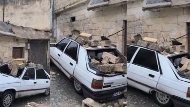 Şanlıurfa’nın Eyyübiye ilçesinde etkili olan yağışlar nedeniyle bir evin duvarı park halindeki aracın üzerine yıkıldı. Olayda can kaybı ya da yaralanma yaşanmazken araçta büyük çapta maddi hasar oluştu.